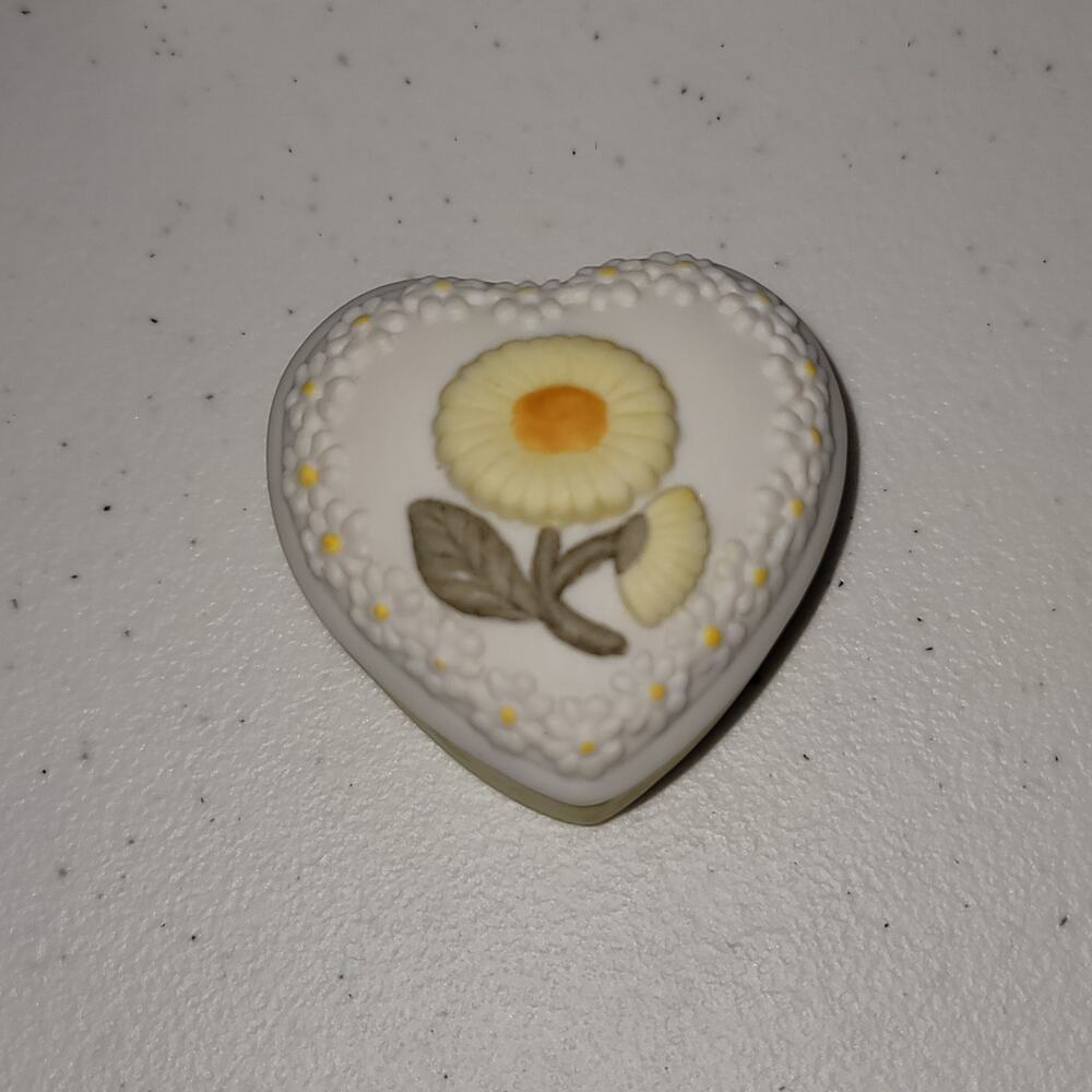 Cute Vintage 1984 Geo Z Lefton Hand Painted Yellow Daisy Porcelain Trinket Box
